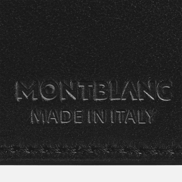 Dettaglio del motivo goffrato Extreme sul portacarte Montblanc in pelle nera.