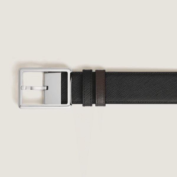 Dettaglio cintura Montblanc Sartorial nera con fibbia rettangolare in palladio e doppio passante nero/marrone.