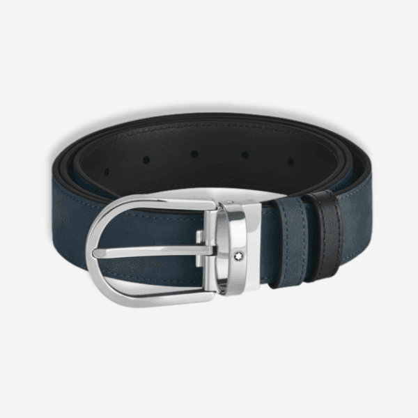 Cintura Montblanc blu con fibbia arrotondata lucida e logo inciso, passante nero, fondo beige.