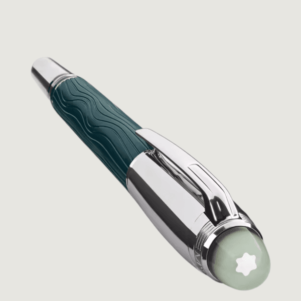 Dettaglio della cupoletta trasparente luminescente della Montblanc StarWalker PolarGreen Doué con emblema sospeso.