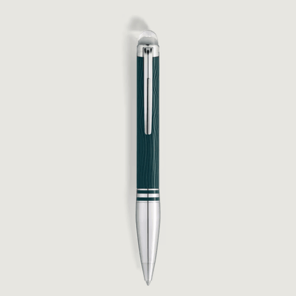 Penna a sfera Montblanc StarWalker PolarGreen Doué con corpo in resina verde e cappuccio in metallo platino, motivo a onde e cupoletta trasparente.