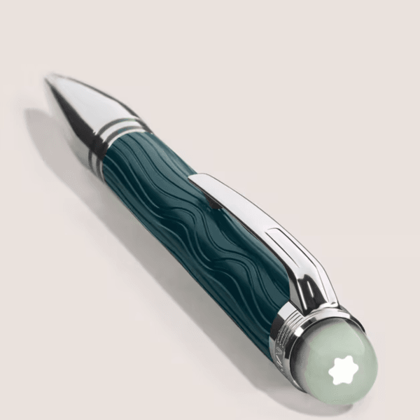 Cupoletta trasparente con emblema Montblanc sospeso e clip in metallo platino su penna a sfera PolarGreen Doué, ispirata alle aurore boreali.