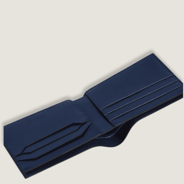 Portafoglio Montblanc blu aperto con sei slot per carte e flap interno, design compatto e funzionale.