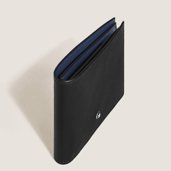 Portafoglio Montblanc nero parzialmente aperto con interno blu, slot carte e logo frontale metallico.