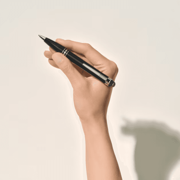 Penna a sfera Montblanc StarWalker Precious Resin in resina nera con clip platino, tenuta in mano.