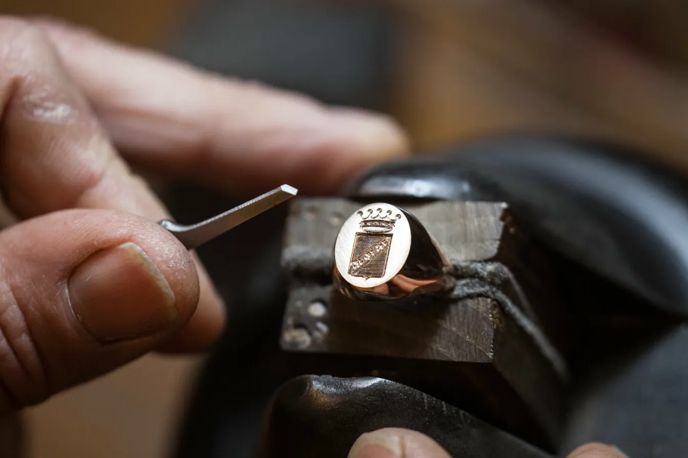 Personalizzazione 3 Artigiano durante lavorazione di incisione a mano su anello — Sivieri Prestige Roma