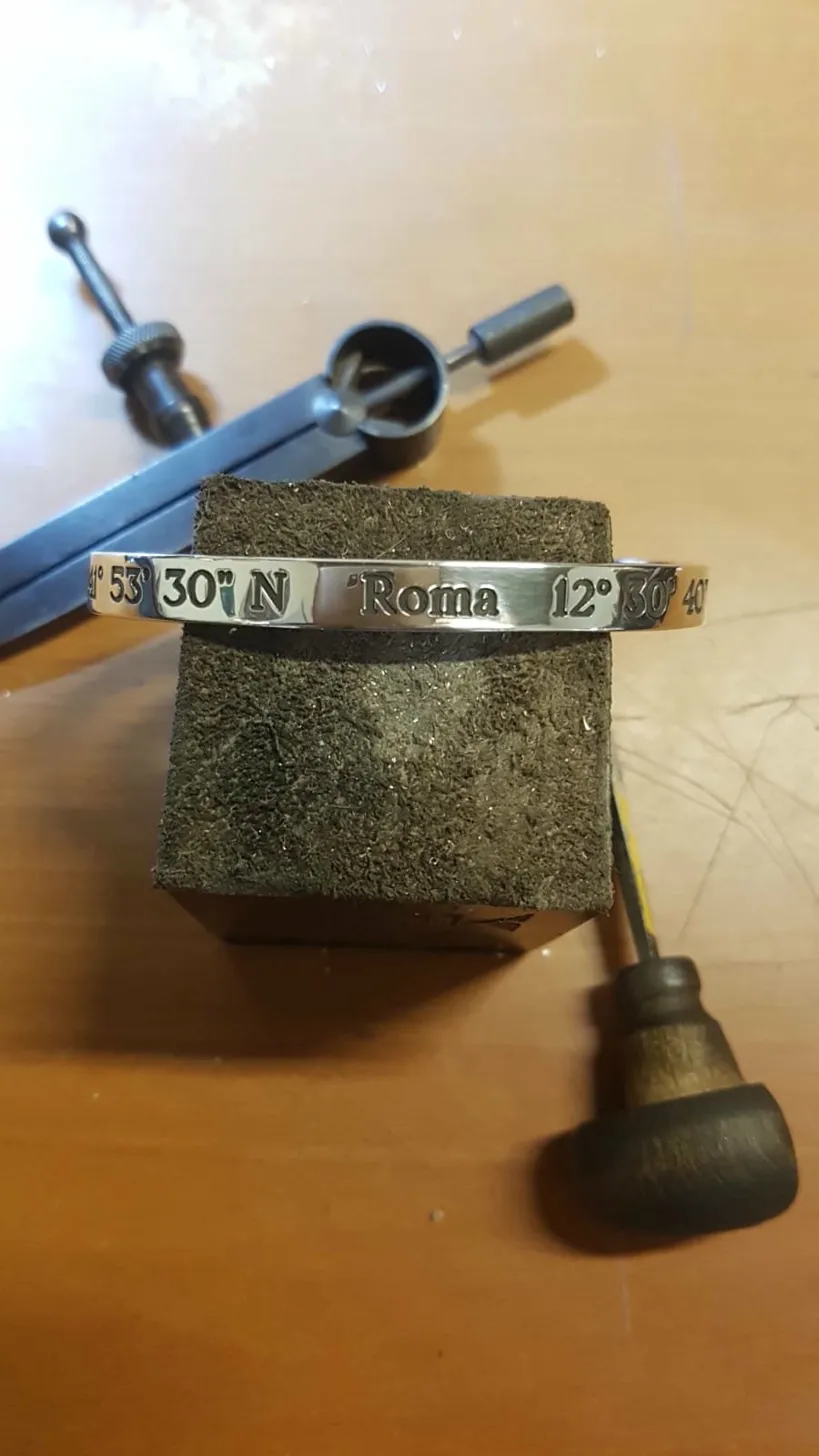 Incisione stemma araldico su anello in oro — Sivieri Prestige Roma