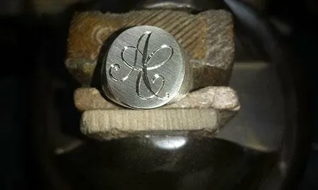 Incisione iniziale su anello in argento — Sivieri Prestige Roma