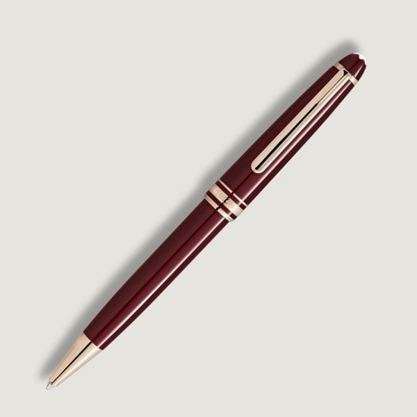 Emblema Montblanc bianco intarsiato sulla sommità del cappuccio della penna a sfera Meisterstück Bordeaux Classique