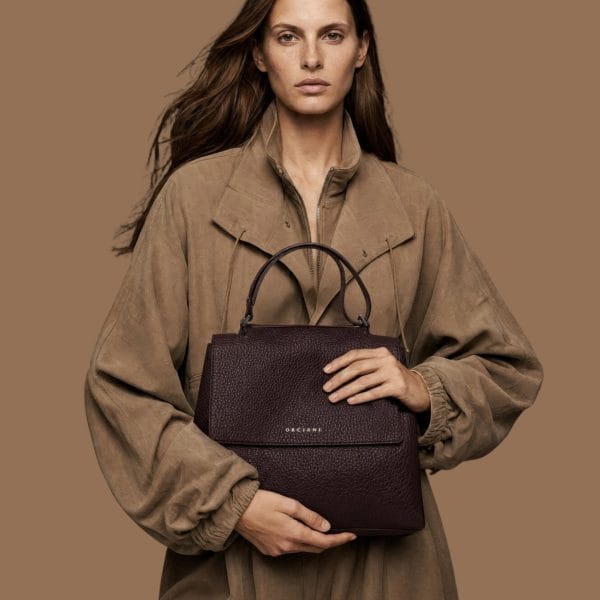 Borsa Orciani Sveva Midi Soft bordeaux mostrata frontalmente su modella