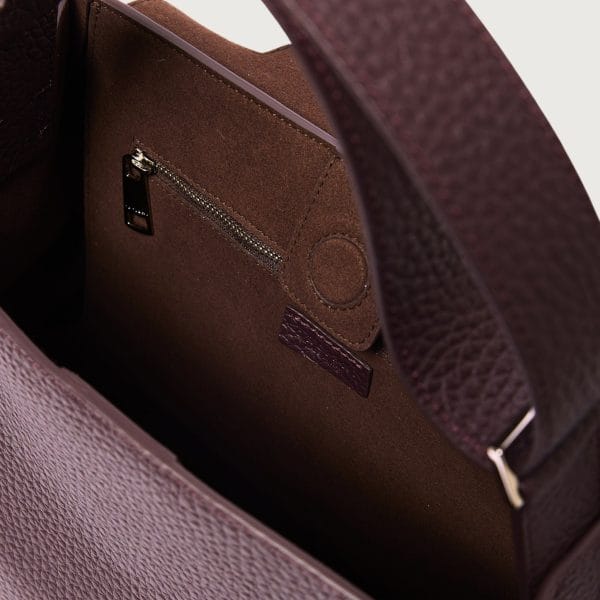 Dettaglio interno della borsa Orciani Sveva Midi Soft bordeaux con tasca con zip