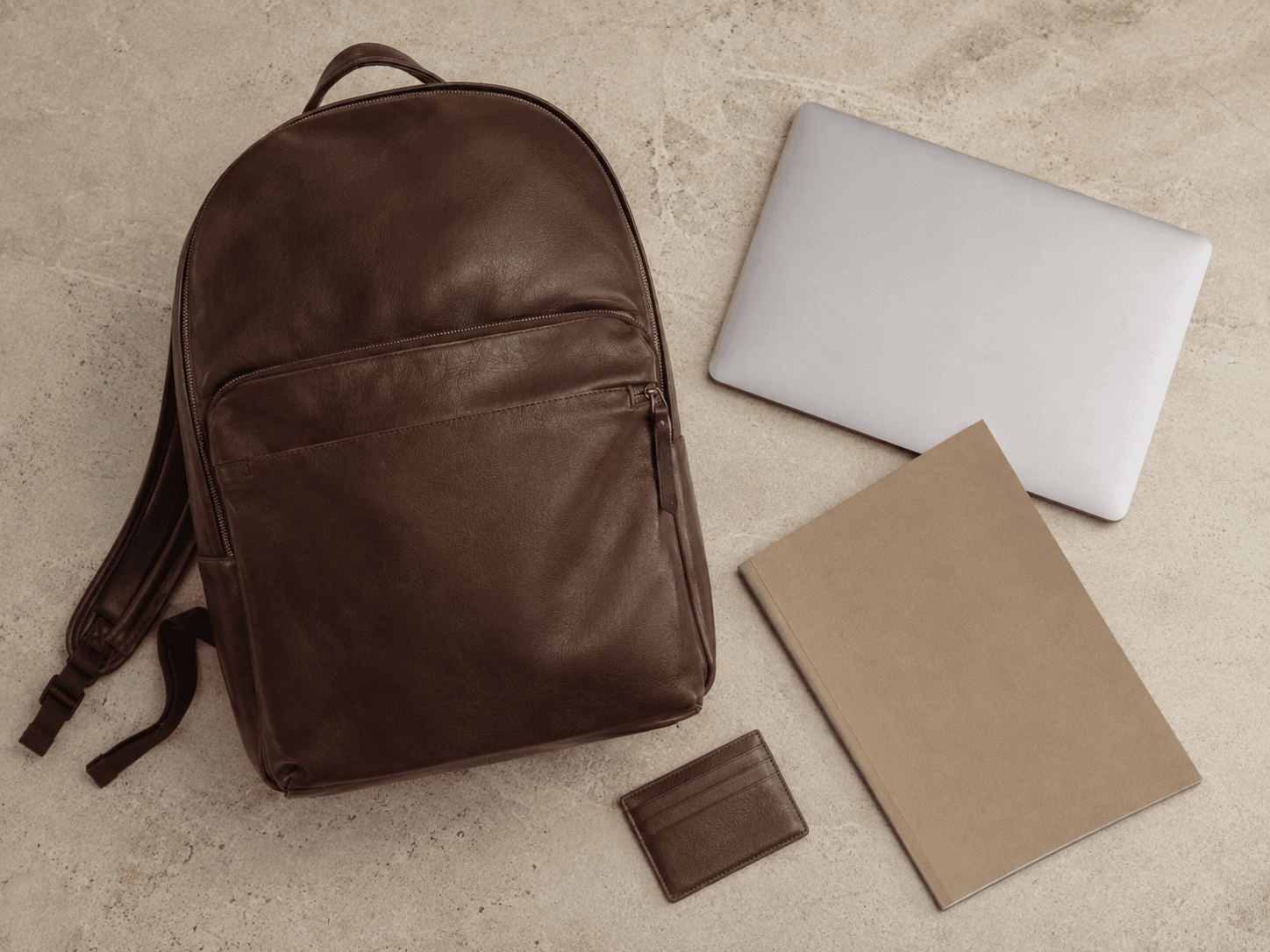 Zaino porta pc: cosa guardare prima di comprarlo 8 Zaino, computer portatile, quaderno formato A4 e portacarte disposti su un piano