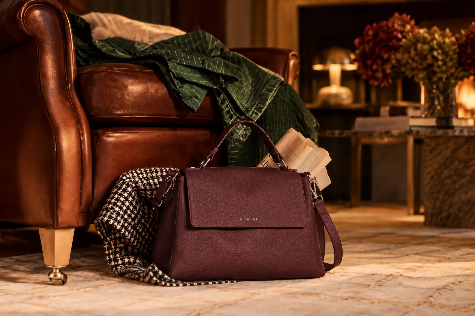 Orciani Sveva Soft Midi bordeaux in pelle martellata, ambientazione autunno inverno con poltrona in pelle
